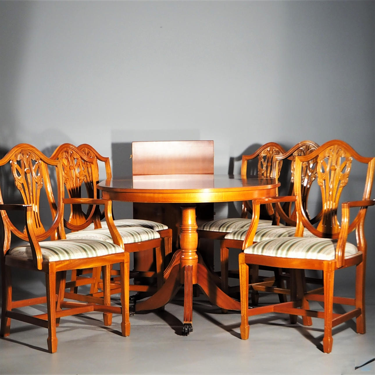 MESA y SILLAS, 8 piezas, estilo Hepplewhite.