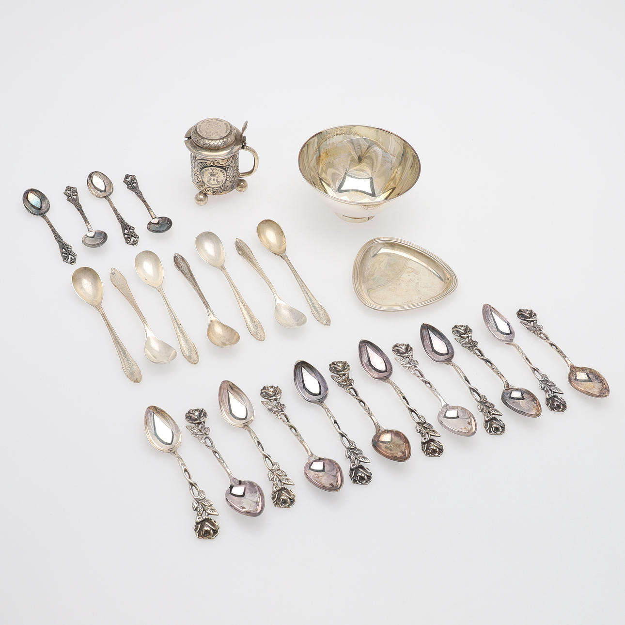 ITEM IN SILVER, TOTAL WEIGHT 392 GRAMS.