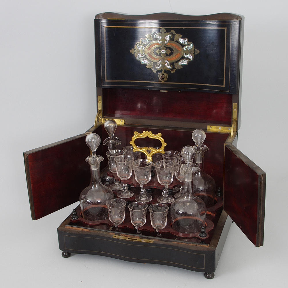 SCHATULL MED LIKÖRSERVIS, 1800-talets andra hälft, svartmålat med inläggningar.