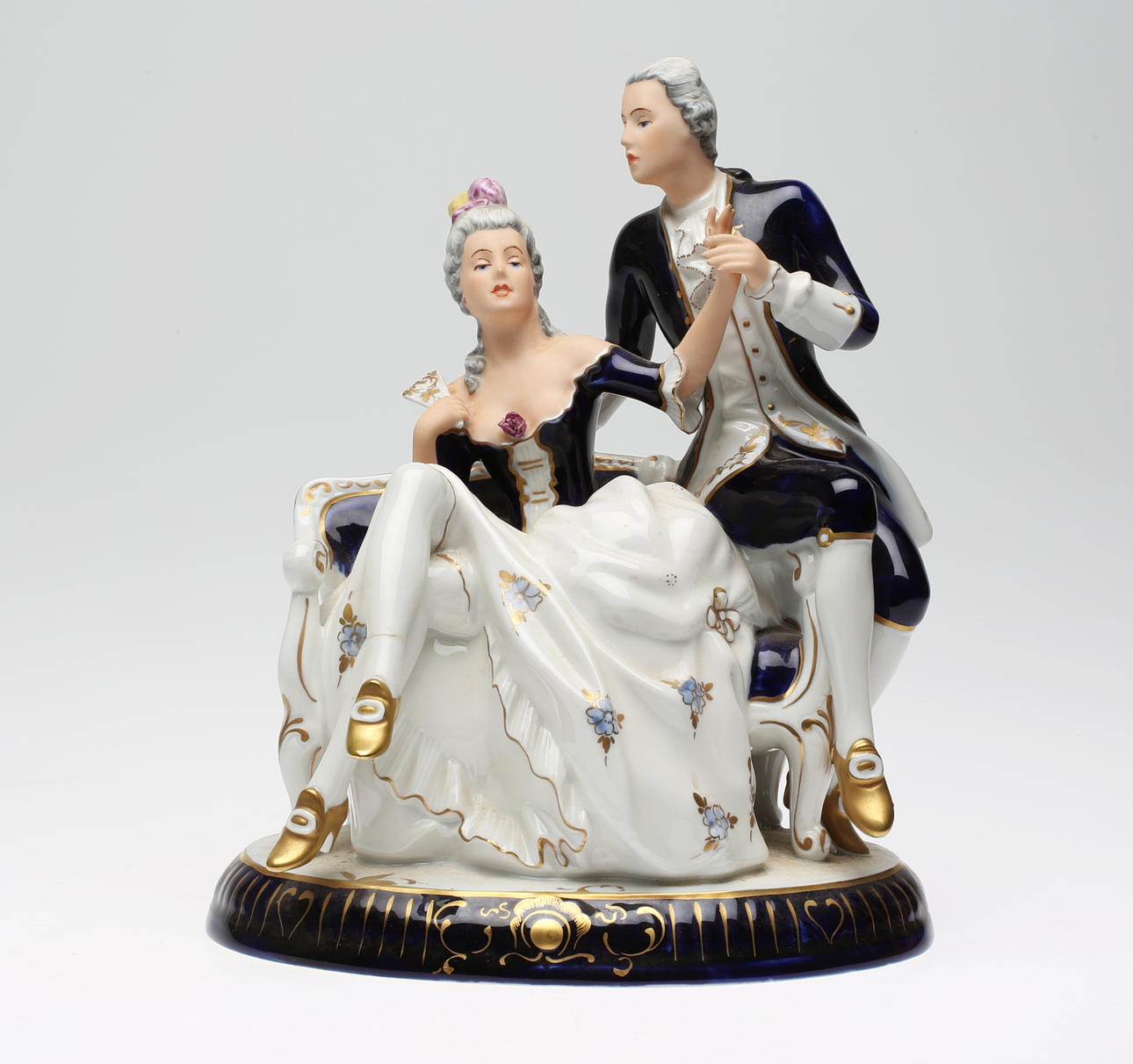 FIGURIN, Porslin, "Par i soffa", Royal Dux.