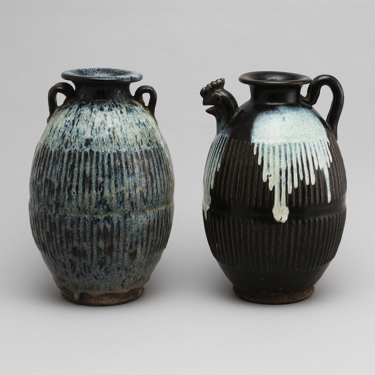 VASER, lergods, ett par, T'ang-stil. Kina.