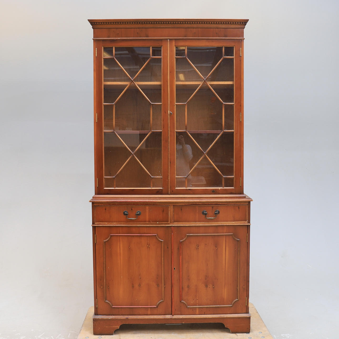 BÜCHERREGAL, englischer Stil, zweite Hälfte des 20. Jahrhunderts.