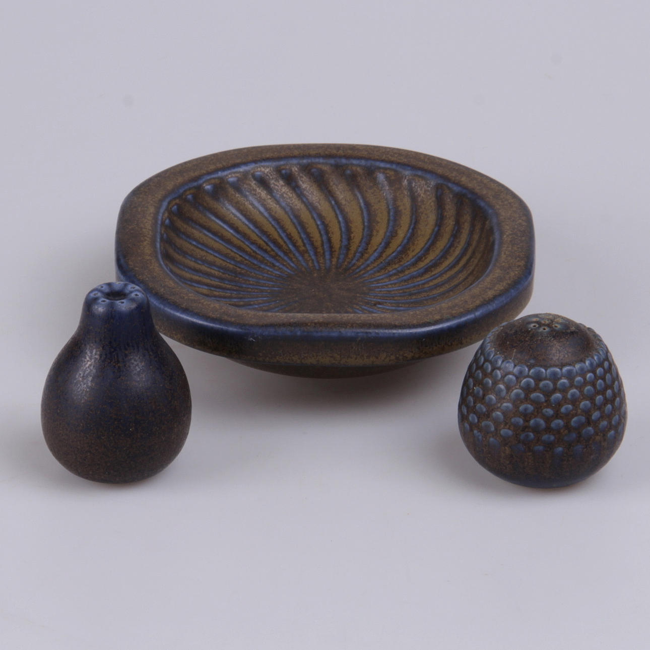 SKÅL, samt salt- och pepparkar, stengods, Kåge Verkstad, Gustavsberg.