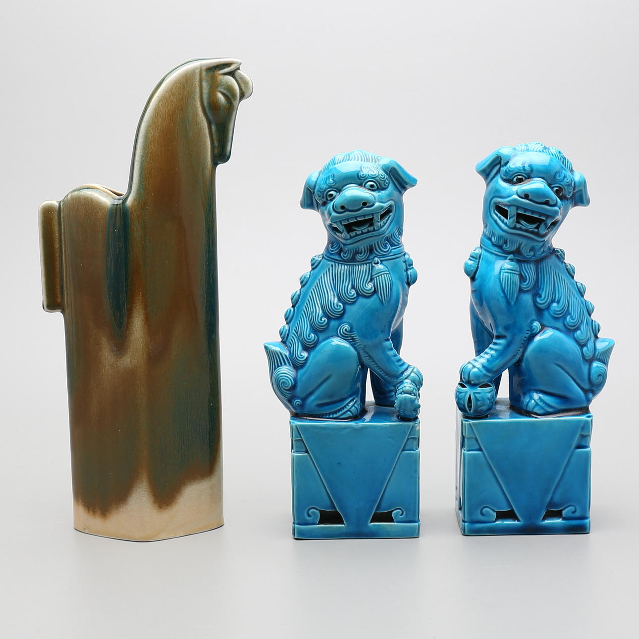 FIGURINER, ett par, samt VAS "Pampas vilda hästar" Rosa Ljung.