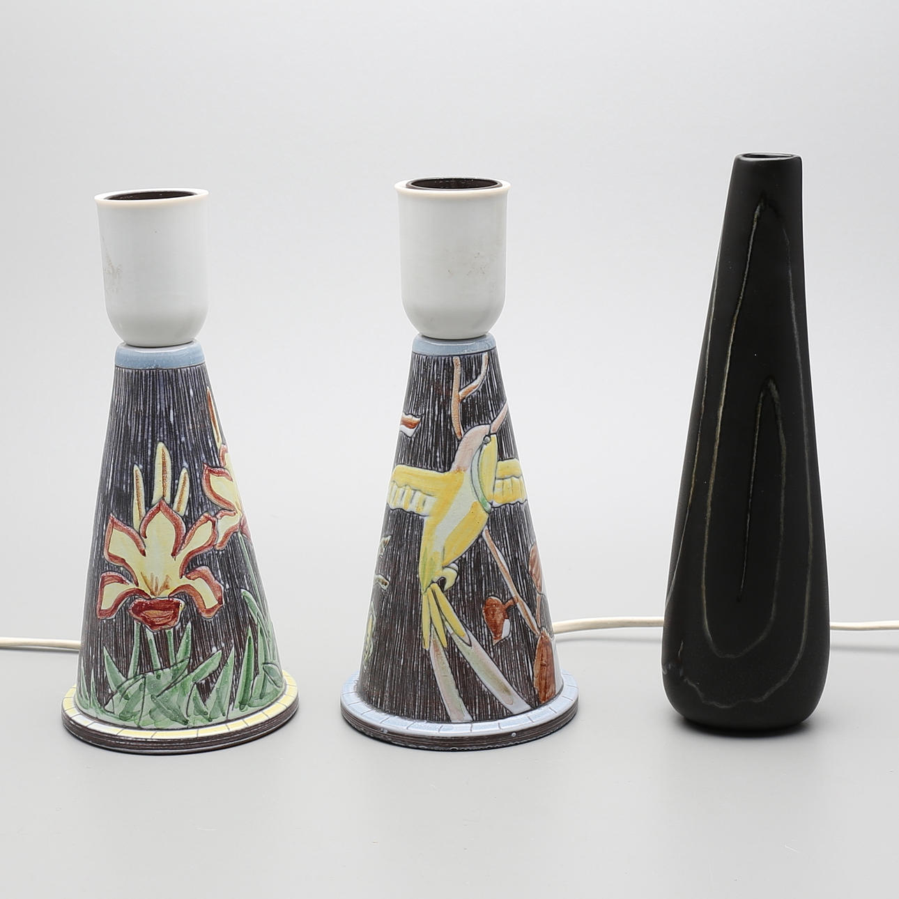 BORDSLAMPOR, 2 st, samt VAS, "Labyrint", Lillemor Mannerheim, Gefle, keramik.