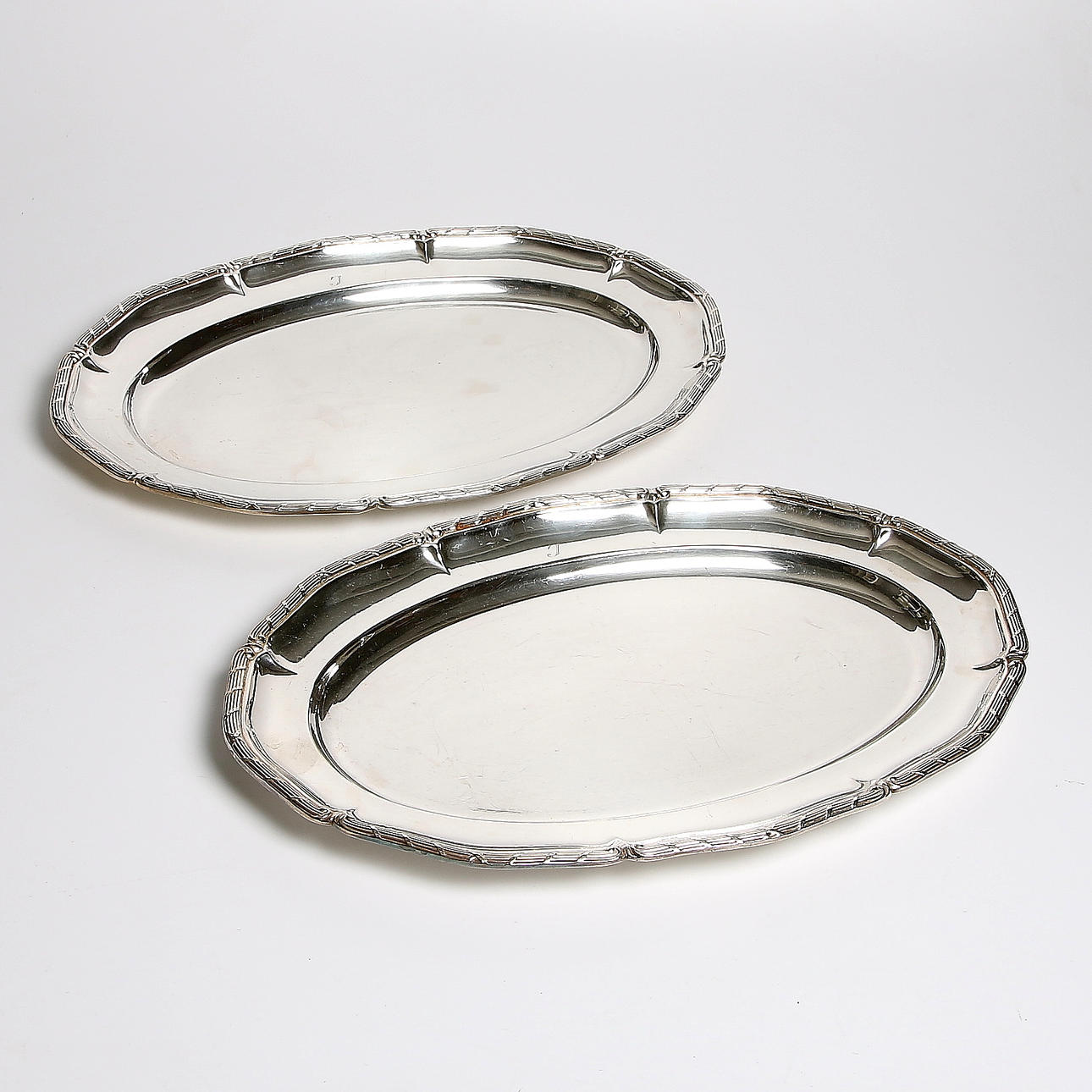 UPPLÄGGNINGSFAT/BRICKOR, 2 st nysilver, GAB. 1900-talets andra halva.