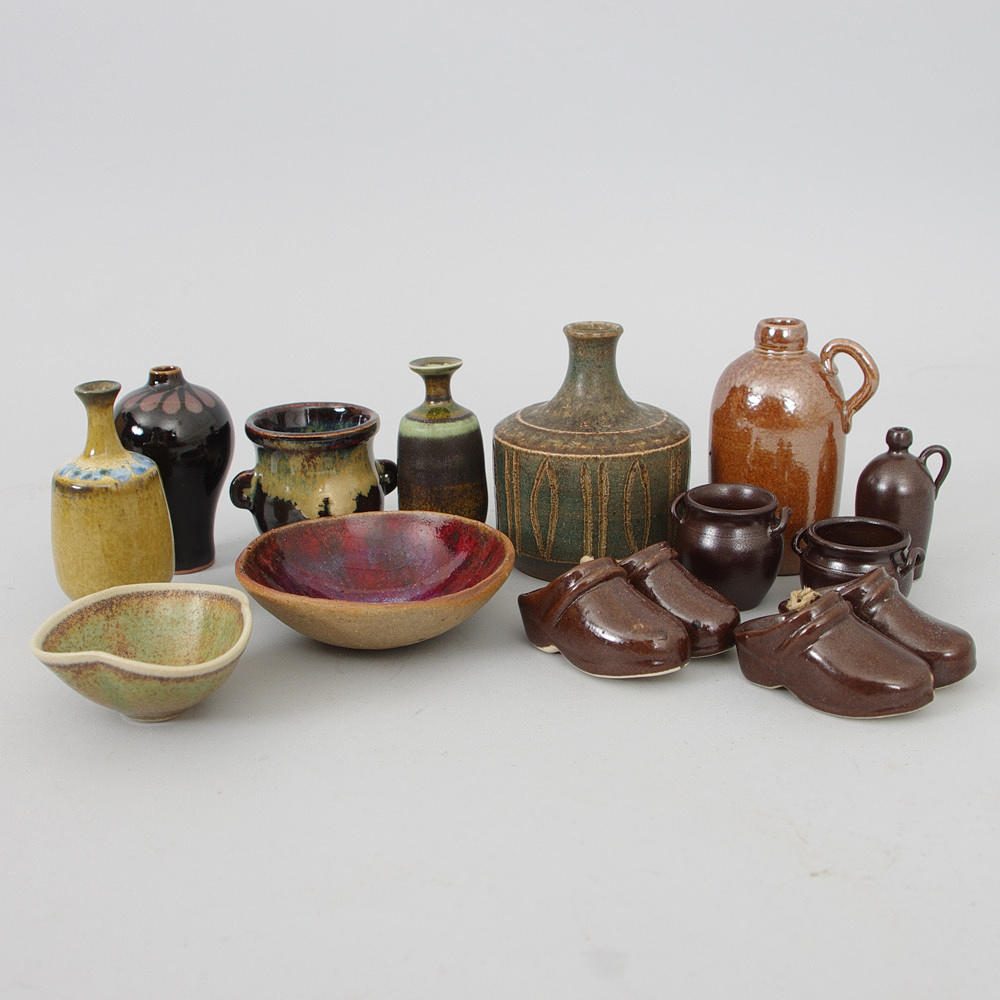 KERAMIKMINIATYRER, 13 stycken, bl.a. Holm och Klase.