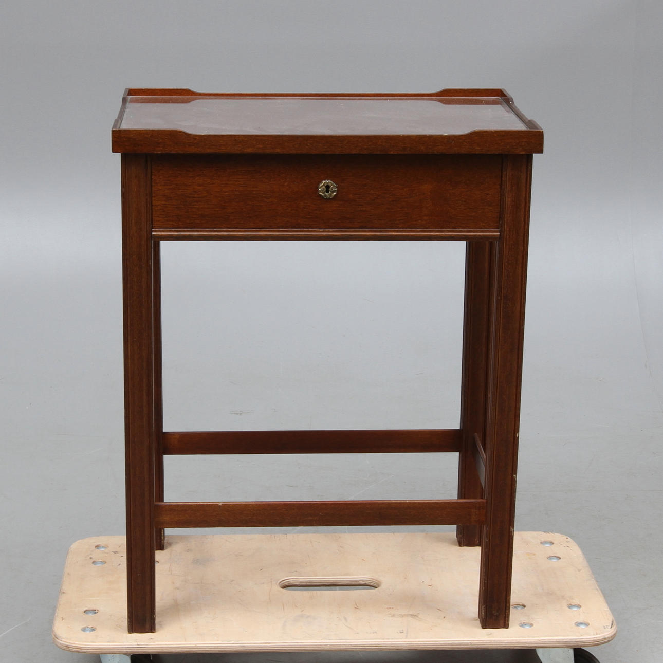 LAMPBORD, med glasskiva, 1900-tal.