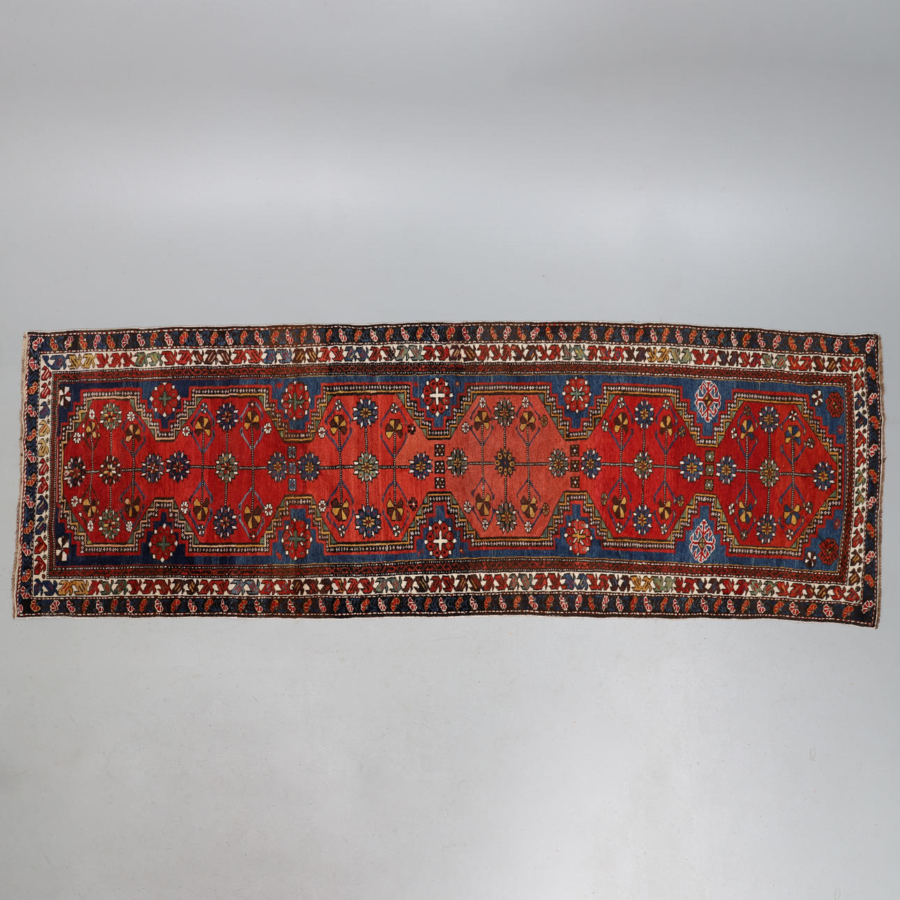 EIN KAUKASISCHER SHIRVAN-LÄUFER.