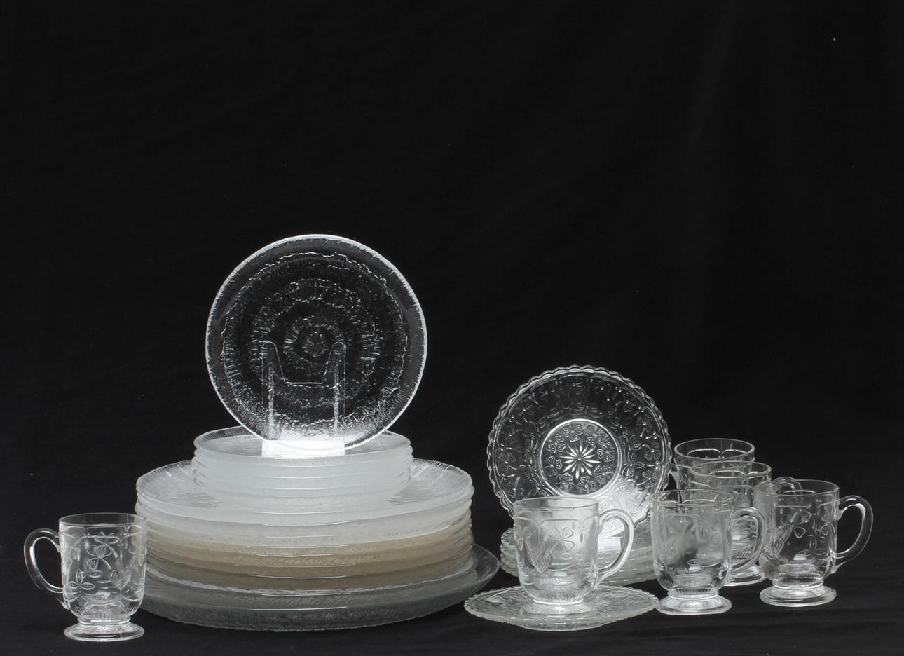 TALLRIKAR samt FAT, 16 delar "Solaris", Tapio Wirkkala, Iittala, samt KAFFEKOPPAR, 6 delar, "Apila", Nuutajärvi, 1970-tal.