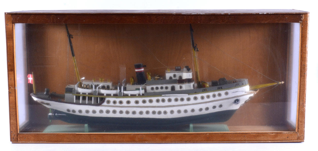 FARTYGSMODEL, bemålat trä i glasmonter, "Dannebrog".