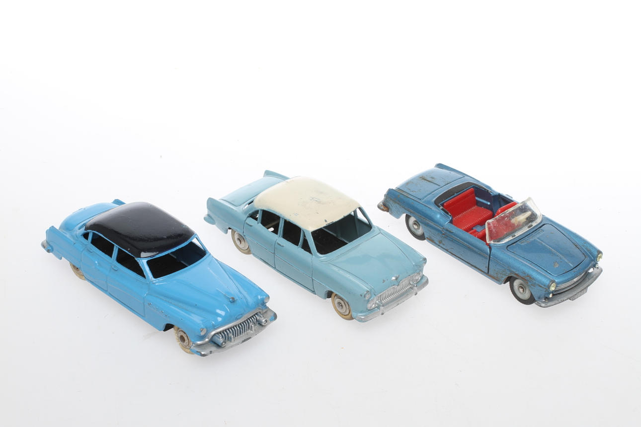 DINKY TOYS 3 bilar. Buick Roadmaster, Peugeot 404 och Simca Versailles. Made in France.