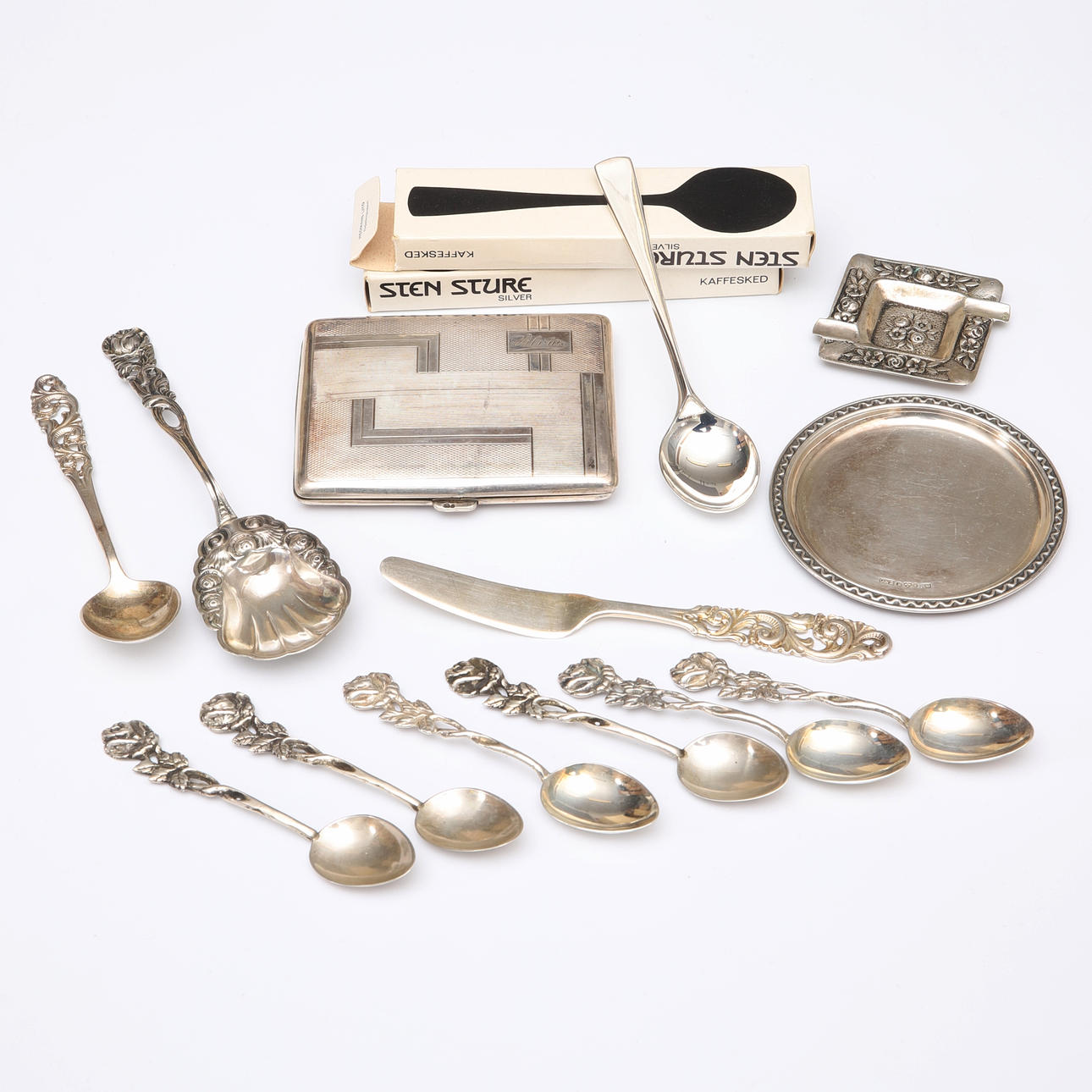 OBJETOS DE PLATA, 14 partes, i.a. cucharas de café.