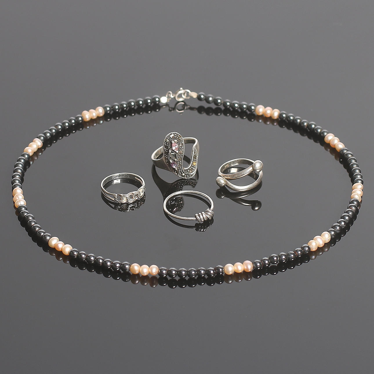 COLLIER, odlade pärlor samt RINGAR, 4 st, silver. 1900-talets andra halva.