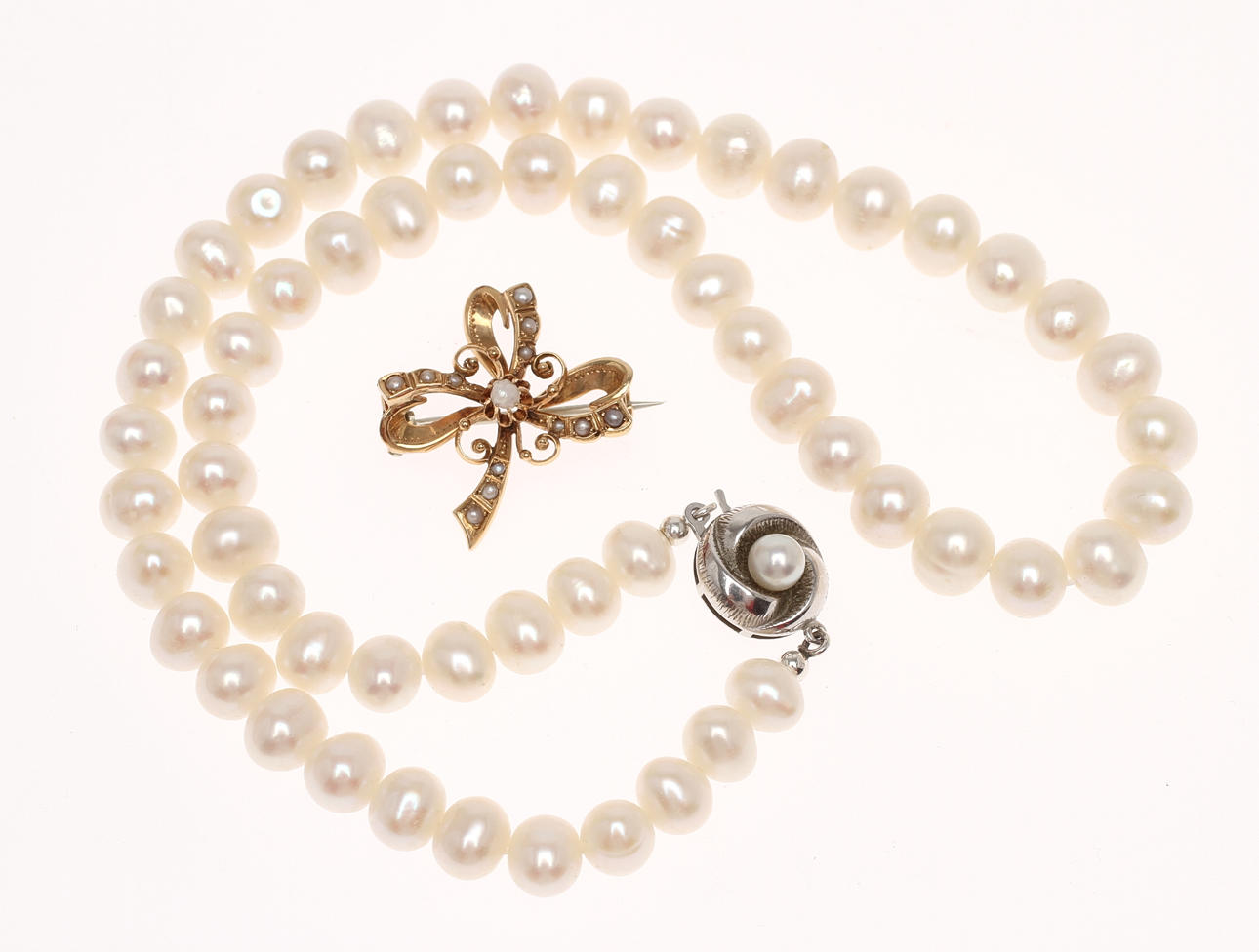 BROSCH 18k guld med pärlor samt PÄRLCOLLIER med lås i silver.
