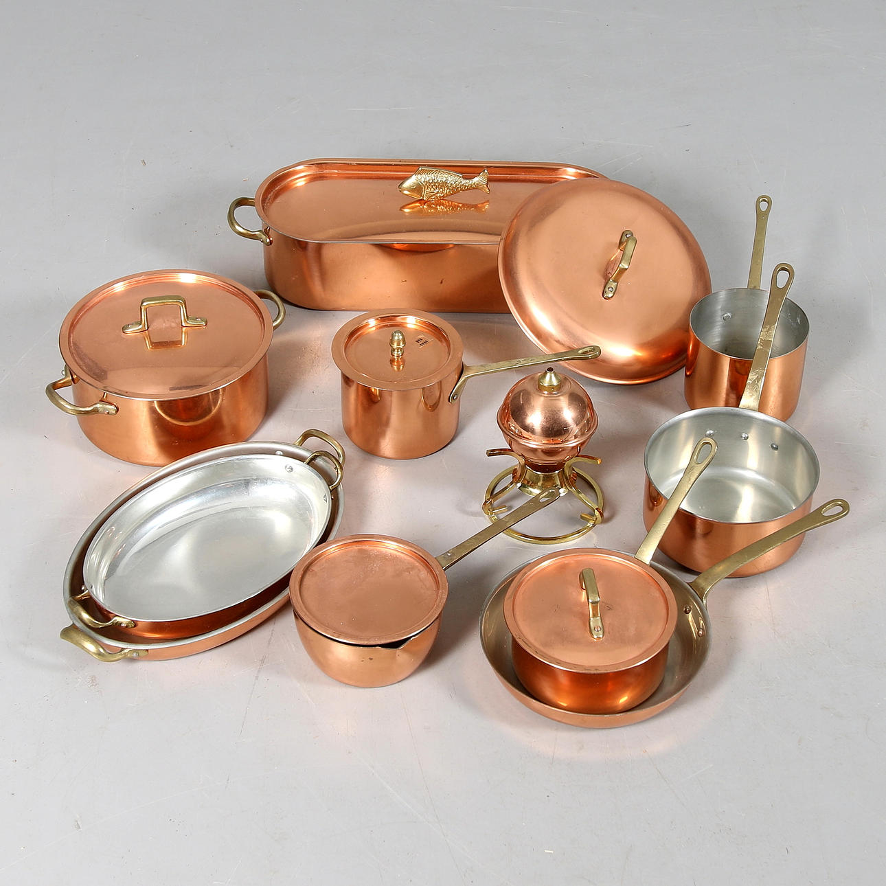 PARTI KOPPAR, 12 delar, bl.a. traktörpannor, kastruller samt fiskgryta, "Krögarhuset".