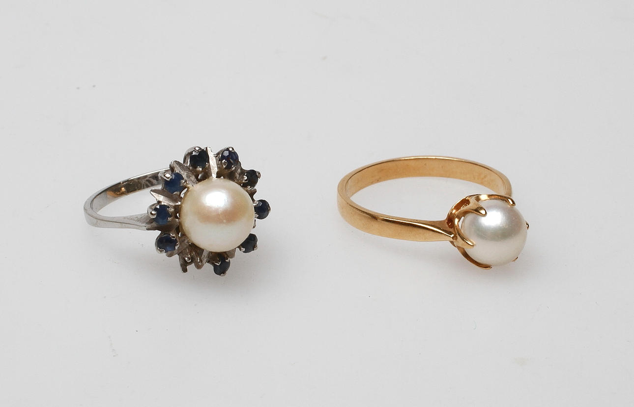 RINGAR, 2 st, 18k guld, vikt ca 6,8 gr.