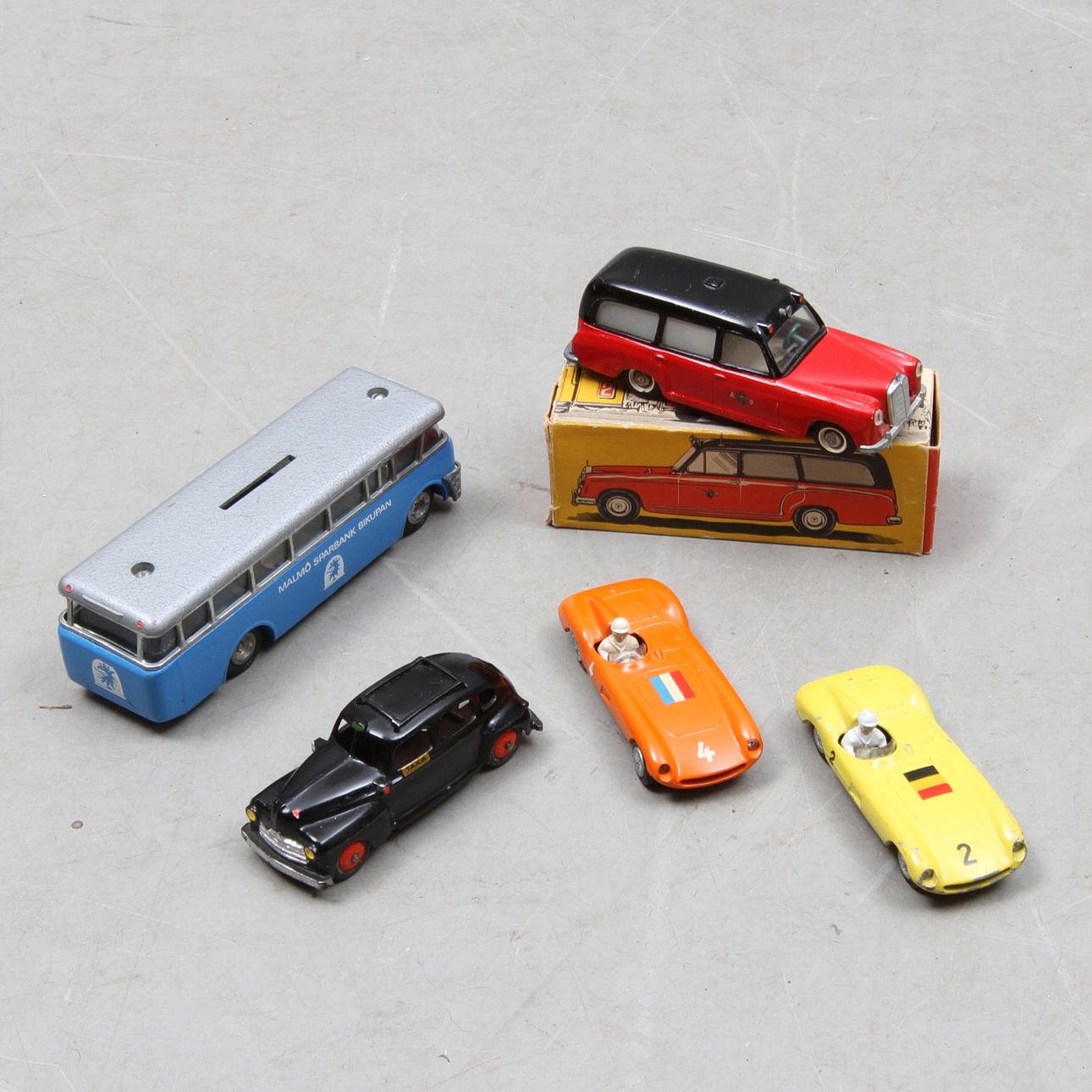 MODELLBILAR TEKNO 5 stycken. Två Ferrari, två Taxi och sparbanksbuss "Bikupan". En originalkartong.