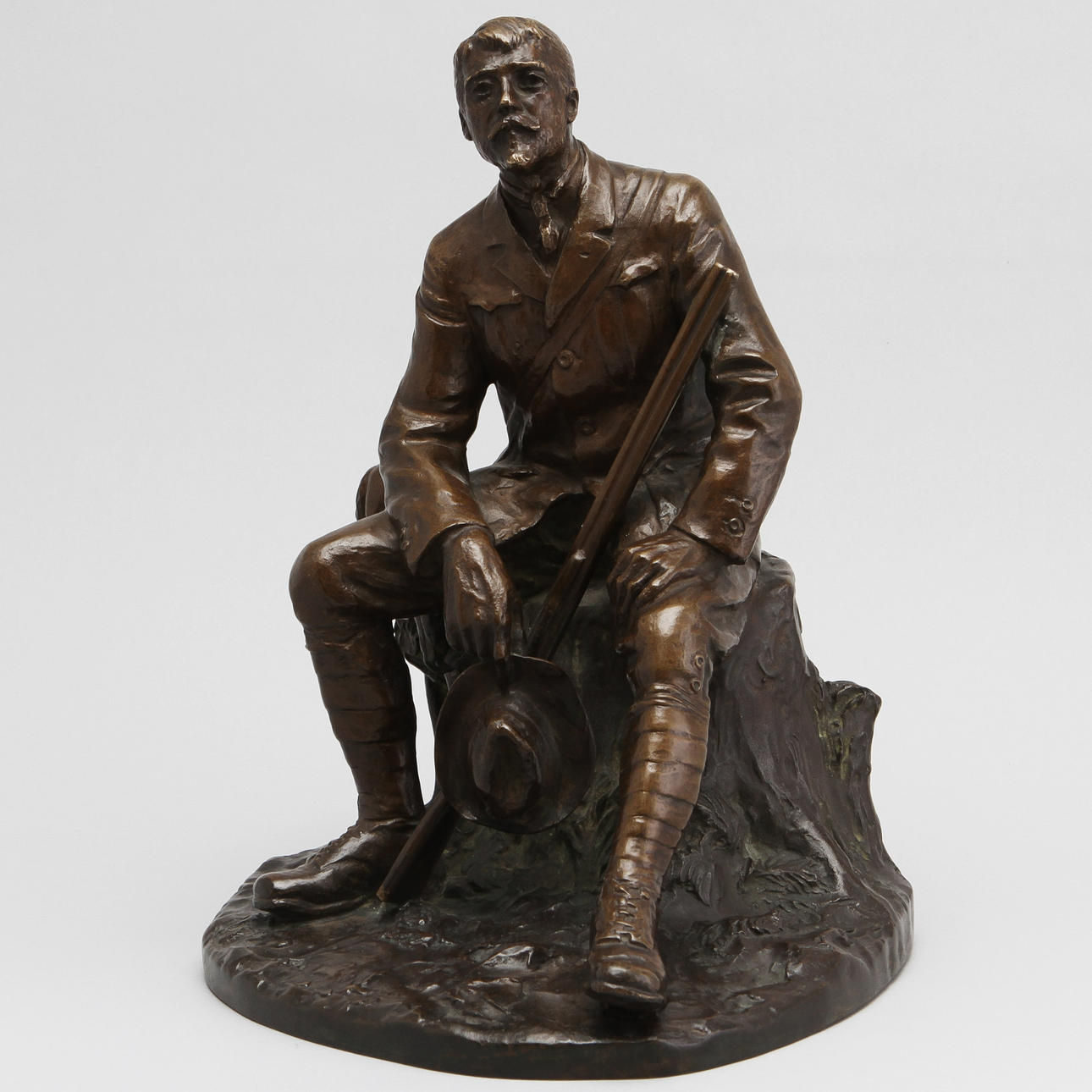 OIDENTIFIERAD KONSTNÄR. SKULPTUR, brons, "Jaegerandagten", signerad och daterad 1918.