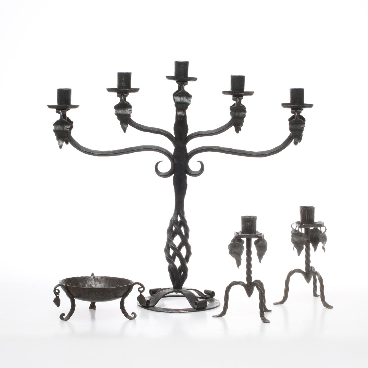 KANDELABER, LJUSSTAKAR 1 par, samt, SKÅL, smide 1900-tal.