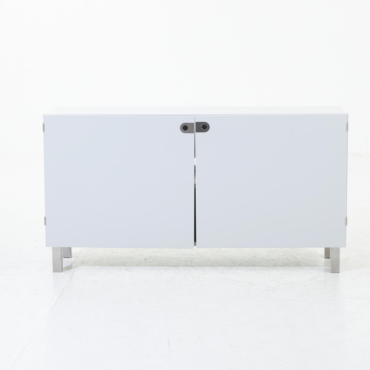 SIDEBOARD, samtida, grålackerat, ben i stål.