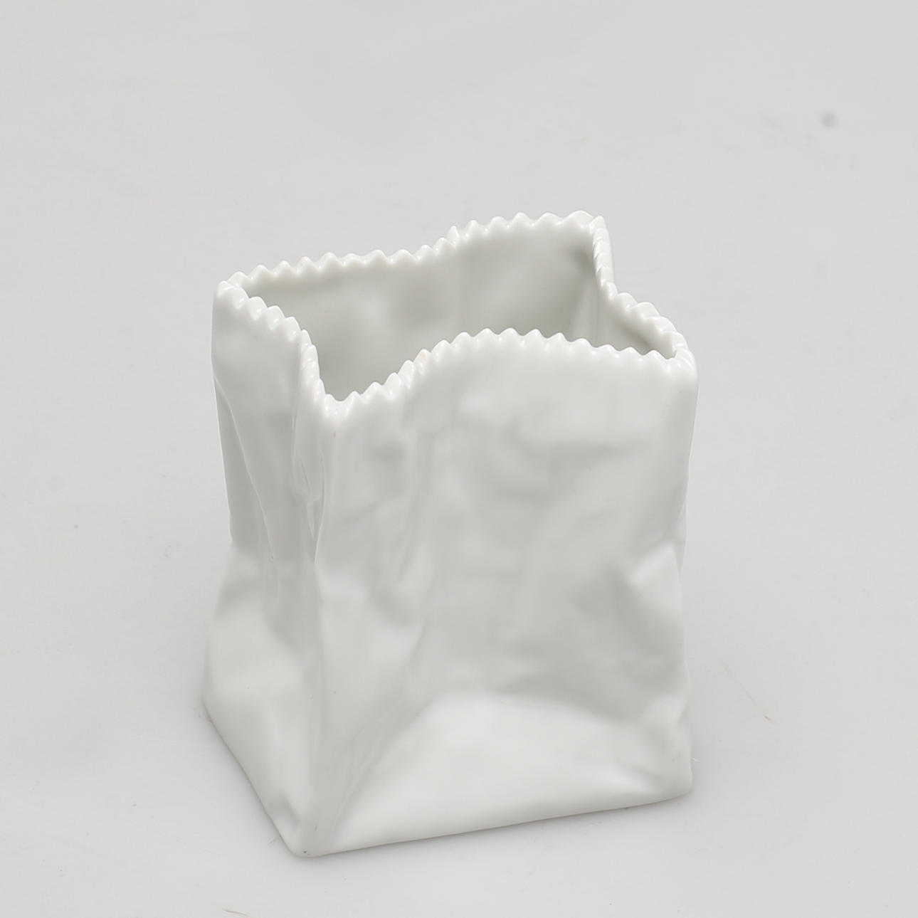 TAPIO WIRKALA. Vas/Skulptur. Porslin. "White bag" Rosenthal.