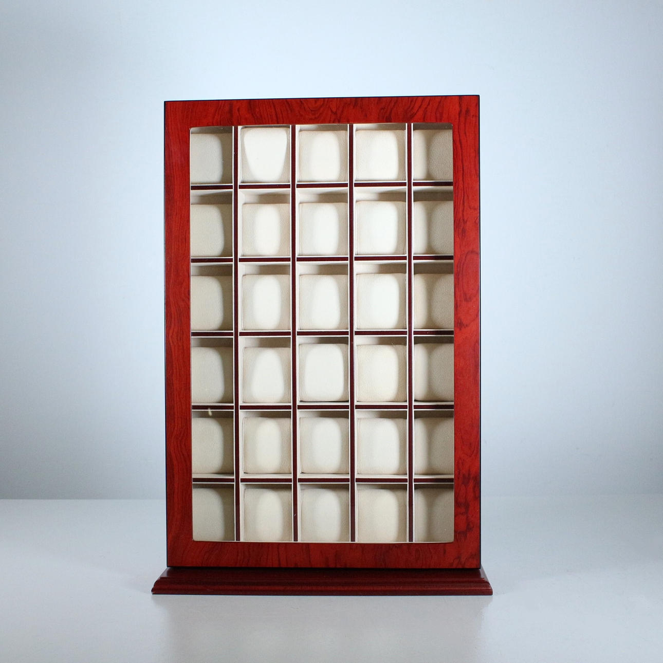 Uhrenvitrine, Holz, Glas.