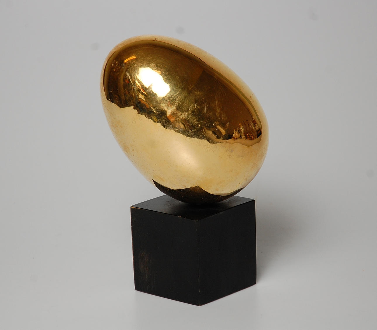 OIDENTIFIERAD KONSTNÄR. skulptur, " Ägg " på träsockel, osignerad.