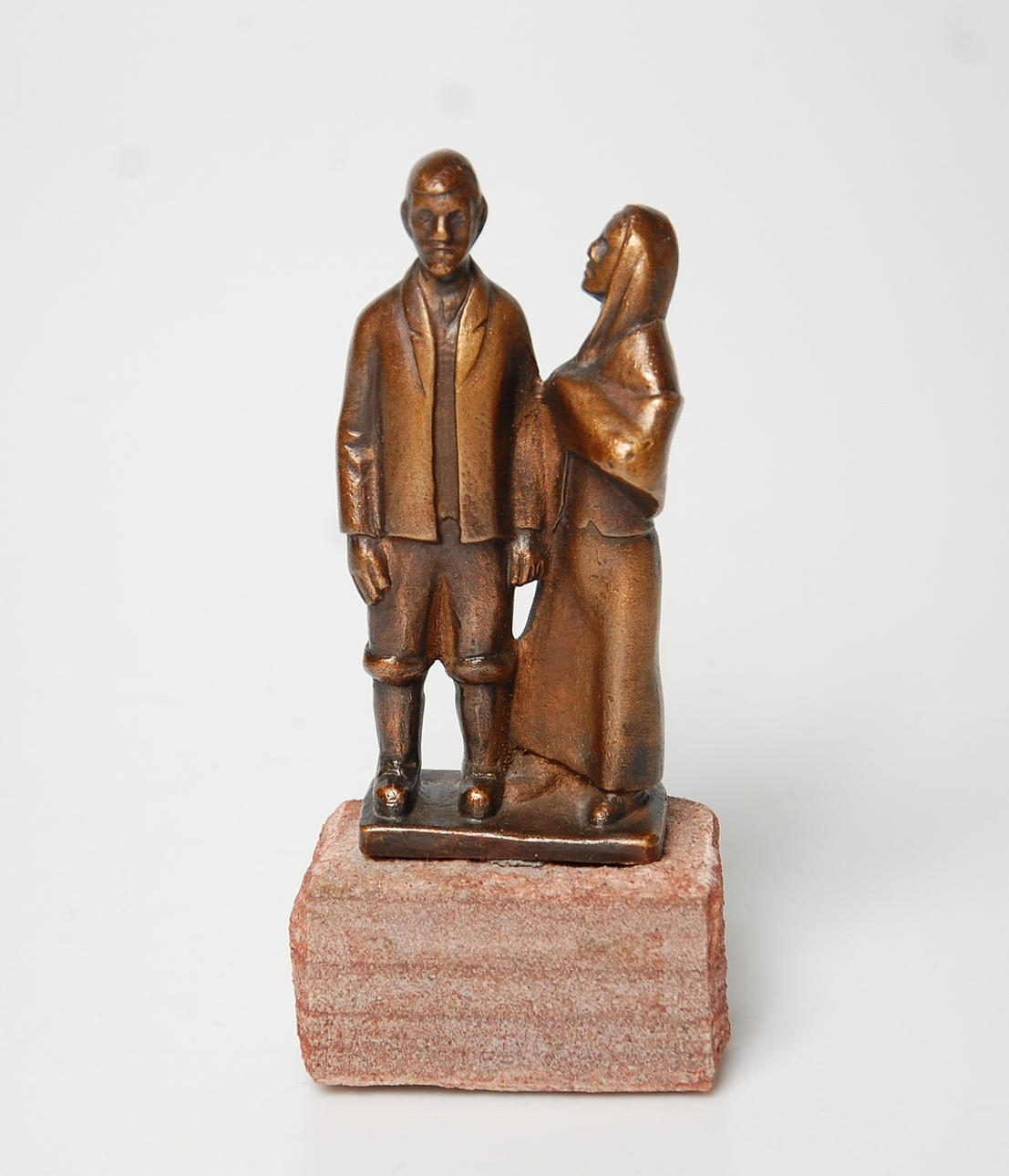 AXEL OLSSON. 1919-2001, " Utvandrarna " skulptur, brons på stensockel.