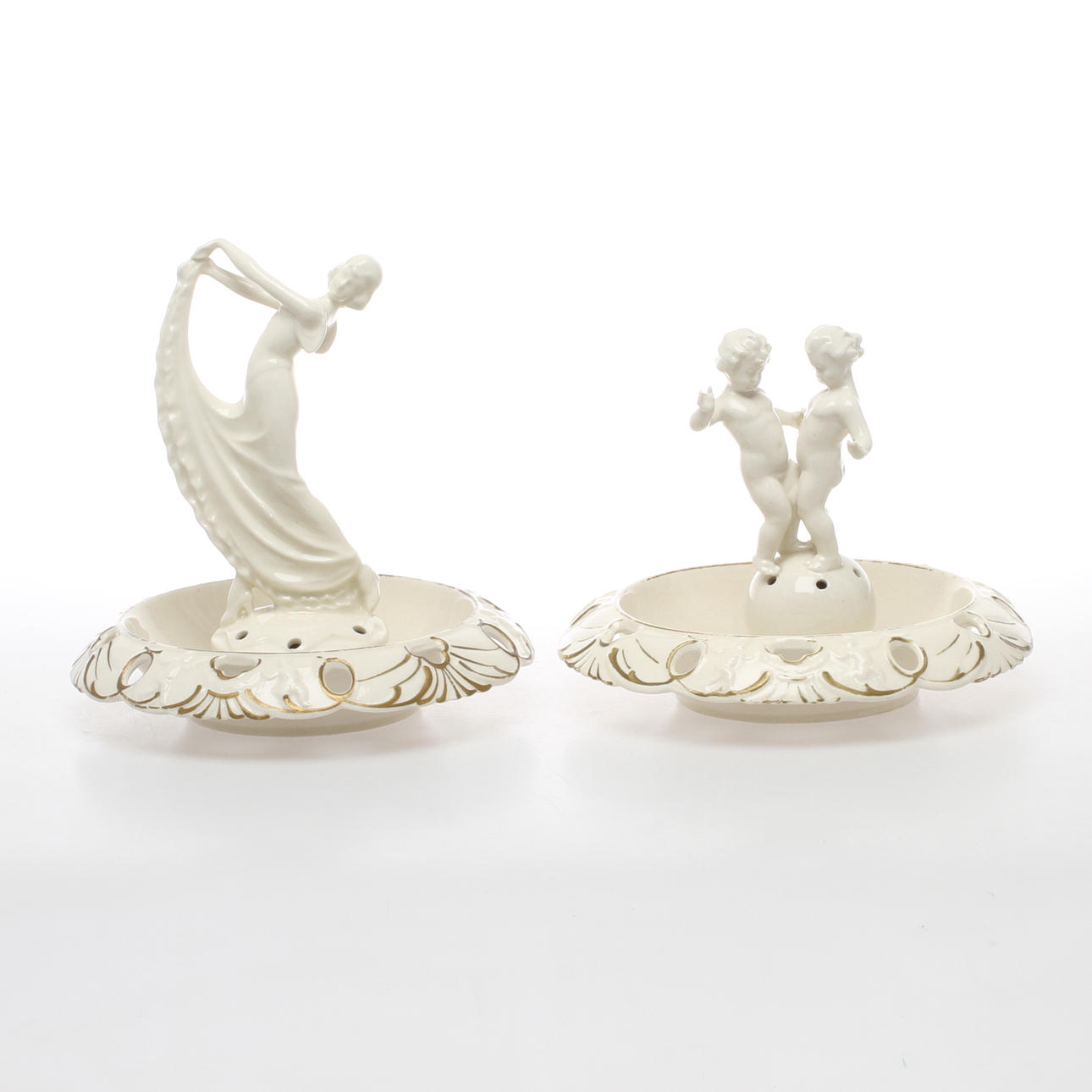 BLOMHÅLLARE 2 st med fat, keramik, tidigt 1900-tal.