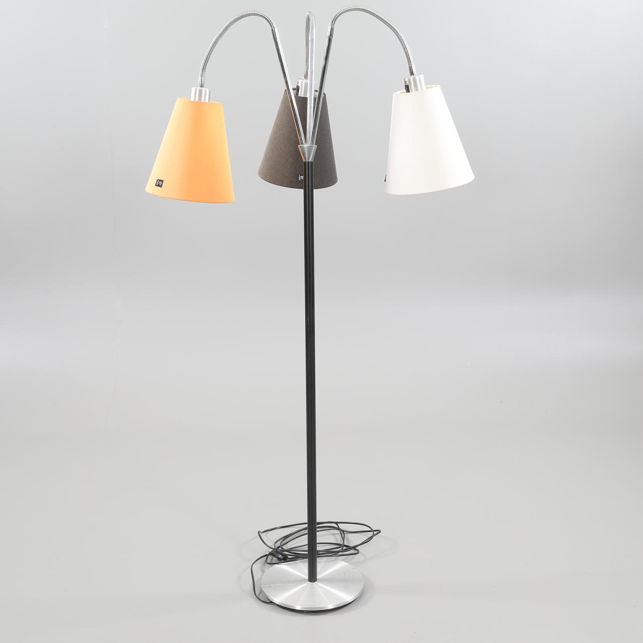 LÁMPARA DE PIE, de Rydens.