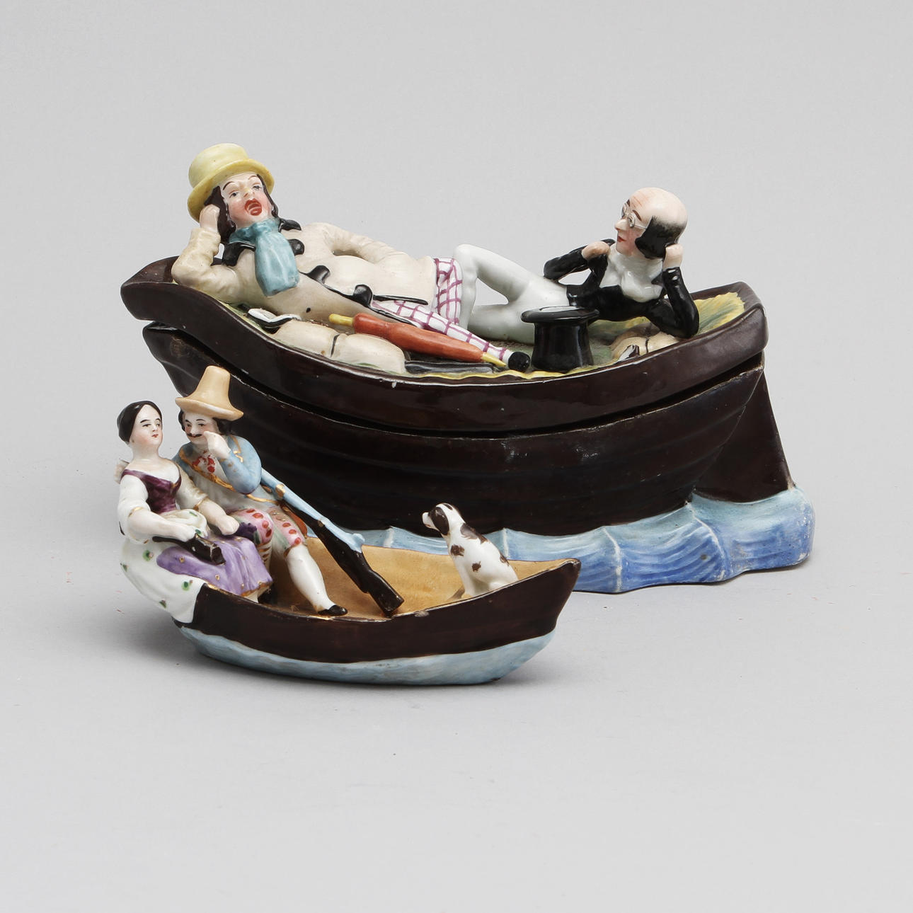 BÅTAR, 2 st, Porslin, troligtvis England eller Tyskland, 1800-tal.