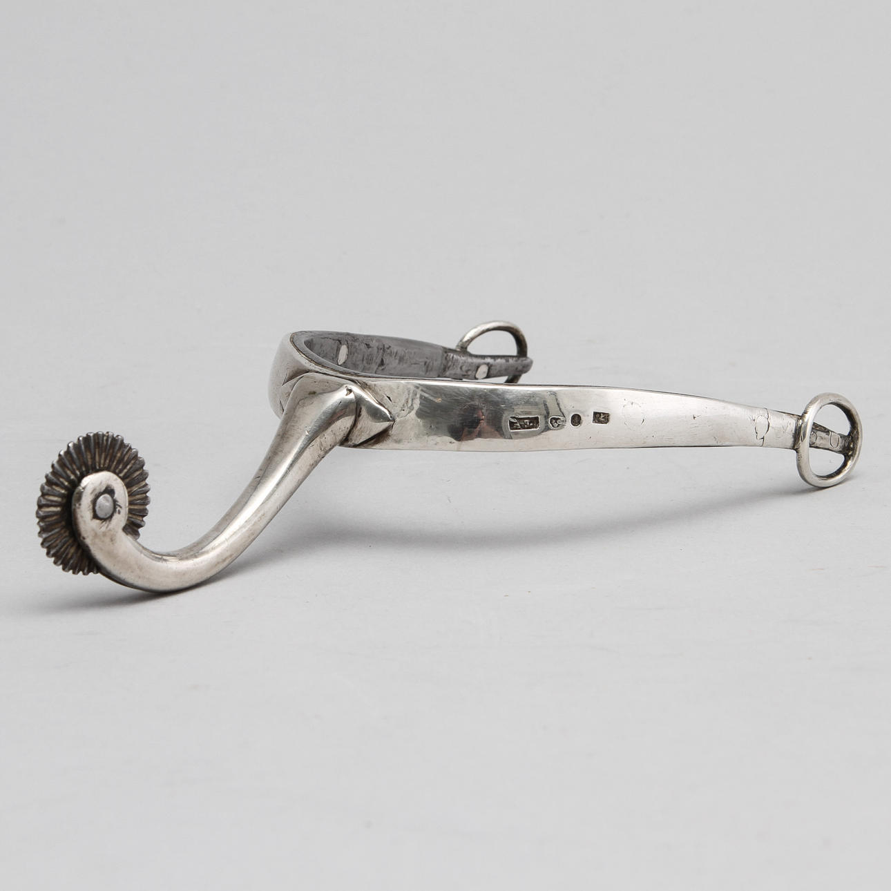 SPORRE, Silver, otydliga stämplar, troligtvis 1800-tal, totalvikt 106 gram.