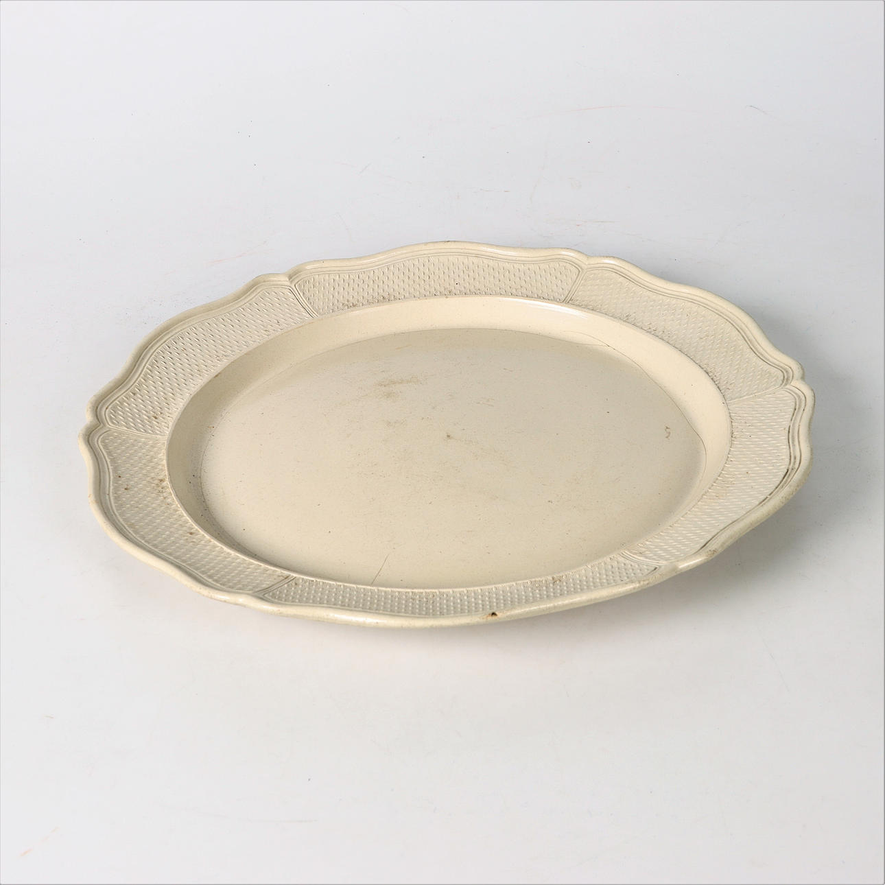 SERVIERPLATTE, Steingut, 19. Jahrhundert.