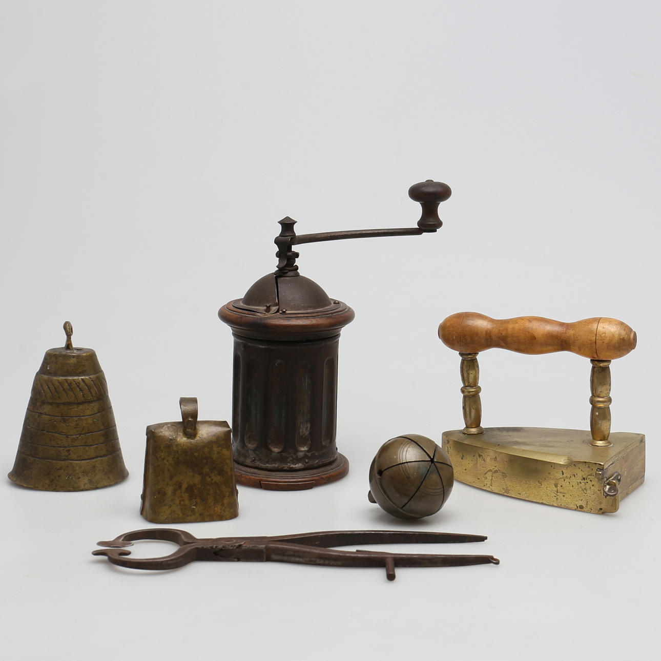 PARTI ÄLDRE DIVERSE. Kaffekvarn. Strykjärn mm. 1800/1900-tal.