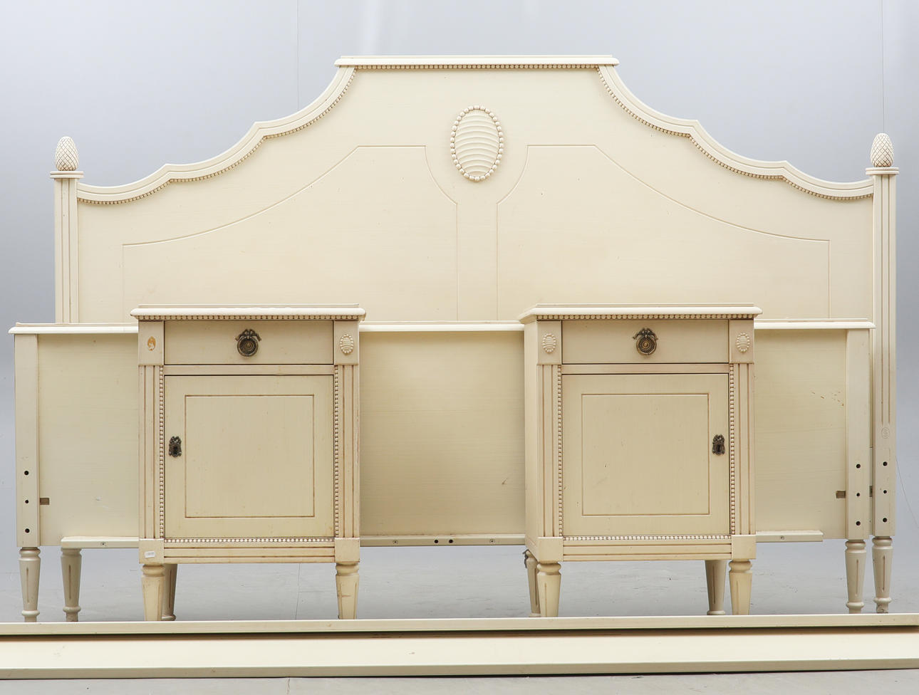 Sengegavl og natbord, gustaviansk stil.