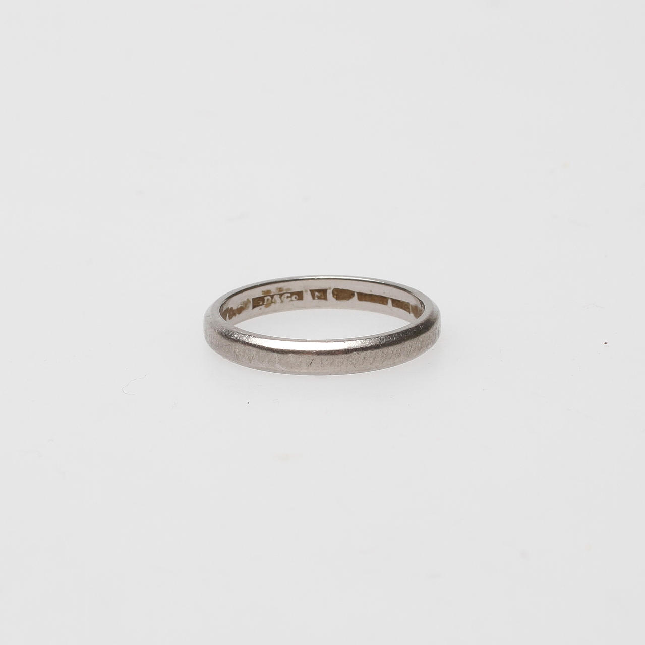 VITGULDSRING, 18k guld, vikt ca 3,2 gr.