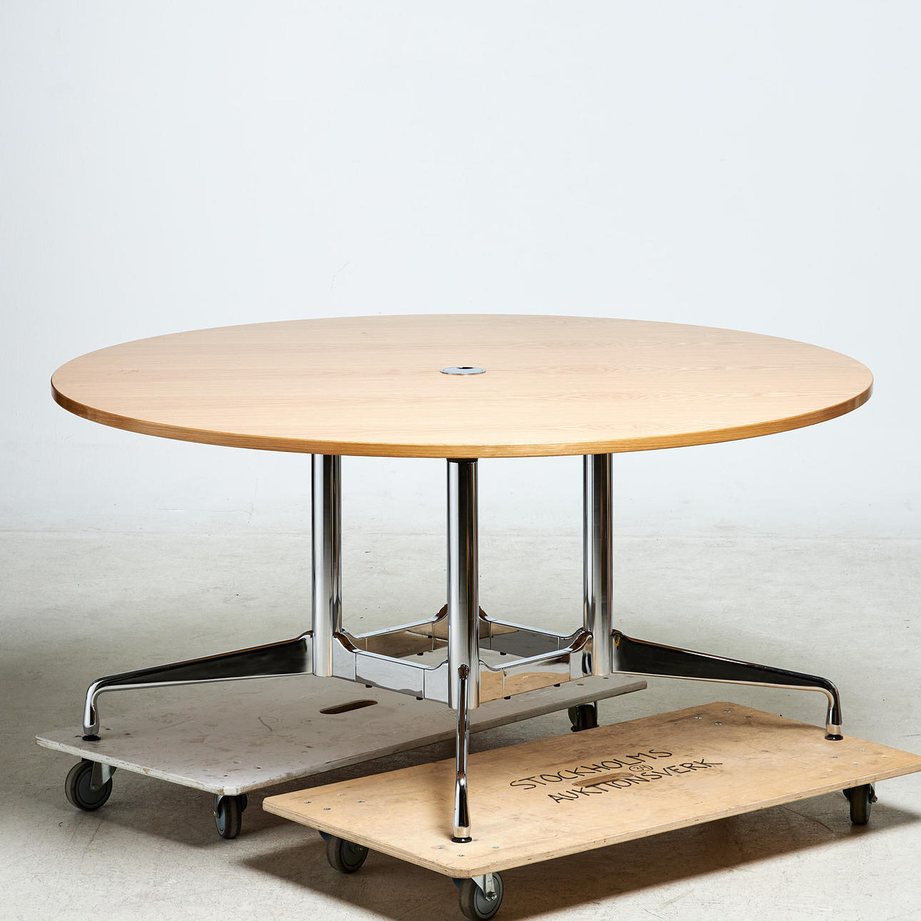 CHARLES & RAY EAMES, "Segmented table", mesa de conferencias / mesa de comedor, para Vitra, tapa en chapa de roble, patas cromadas, etiqueta marcada.