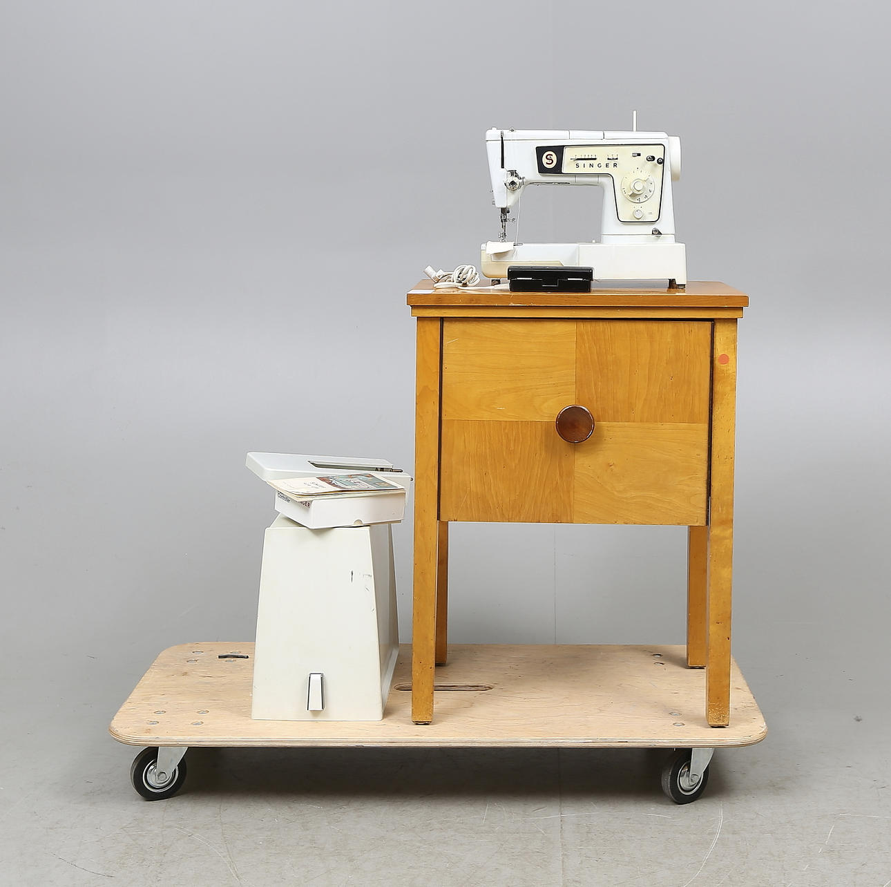 SYMASKINER, 2 st, Singer och Husqvarna.