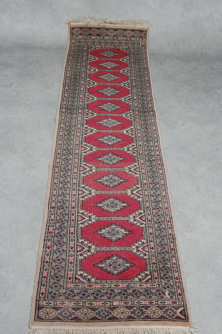 GALLERIMATTA, Pakistan 318 x 78 cm.