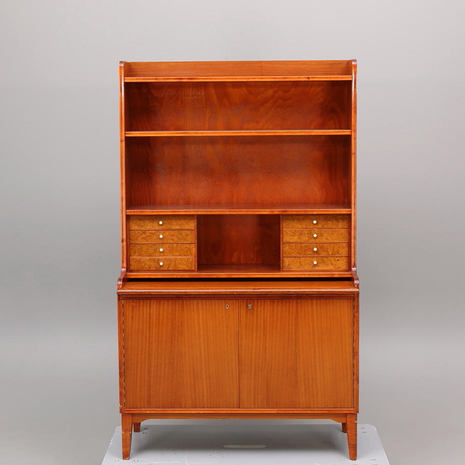 BOKHYLLA med underskåp & utdragsskiva, 1900-talets mitt.