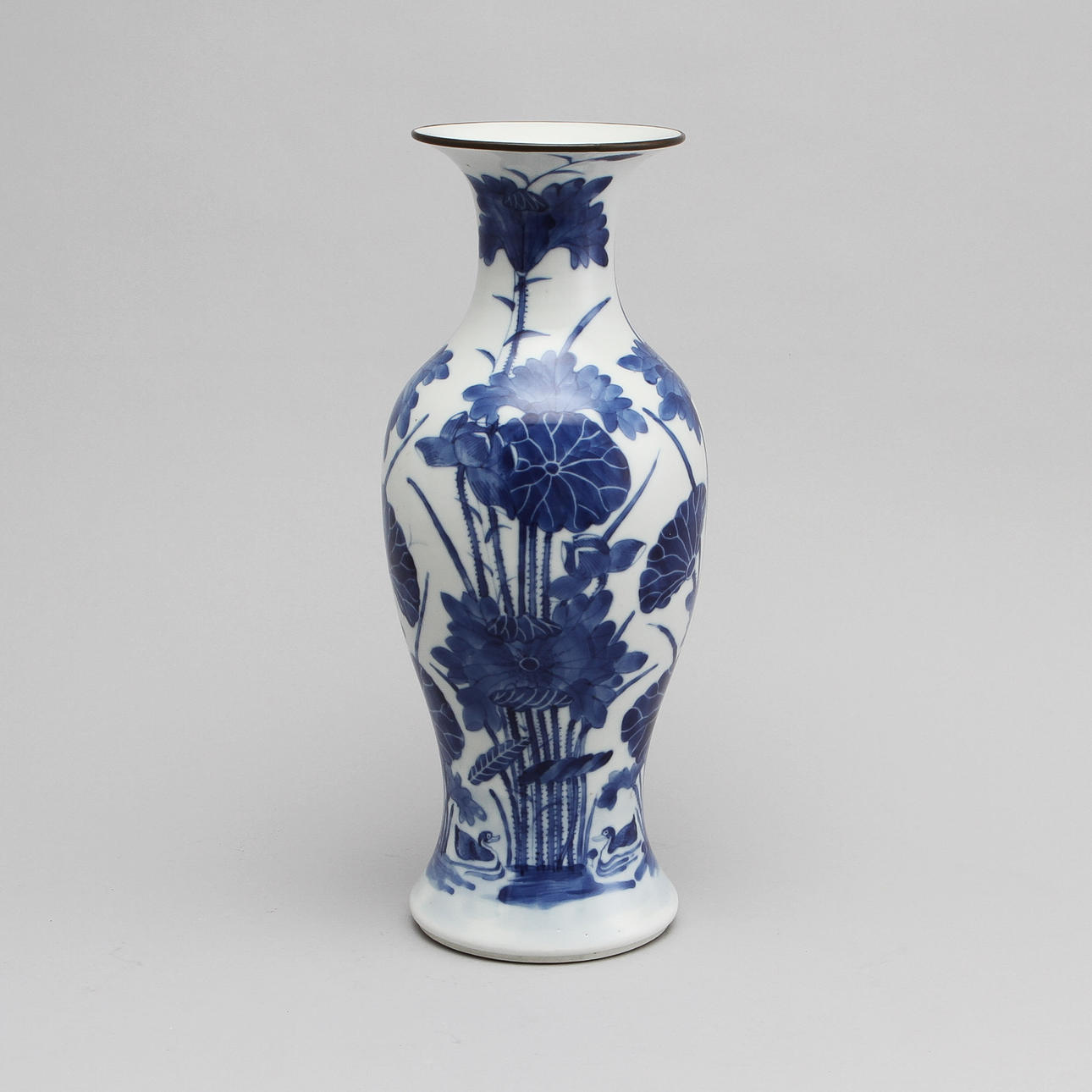 VAS, porslin, Kina 1800-tal, bär Qianlong märke.