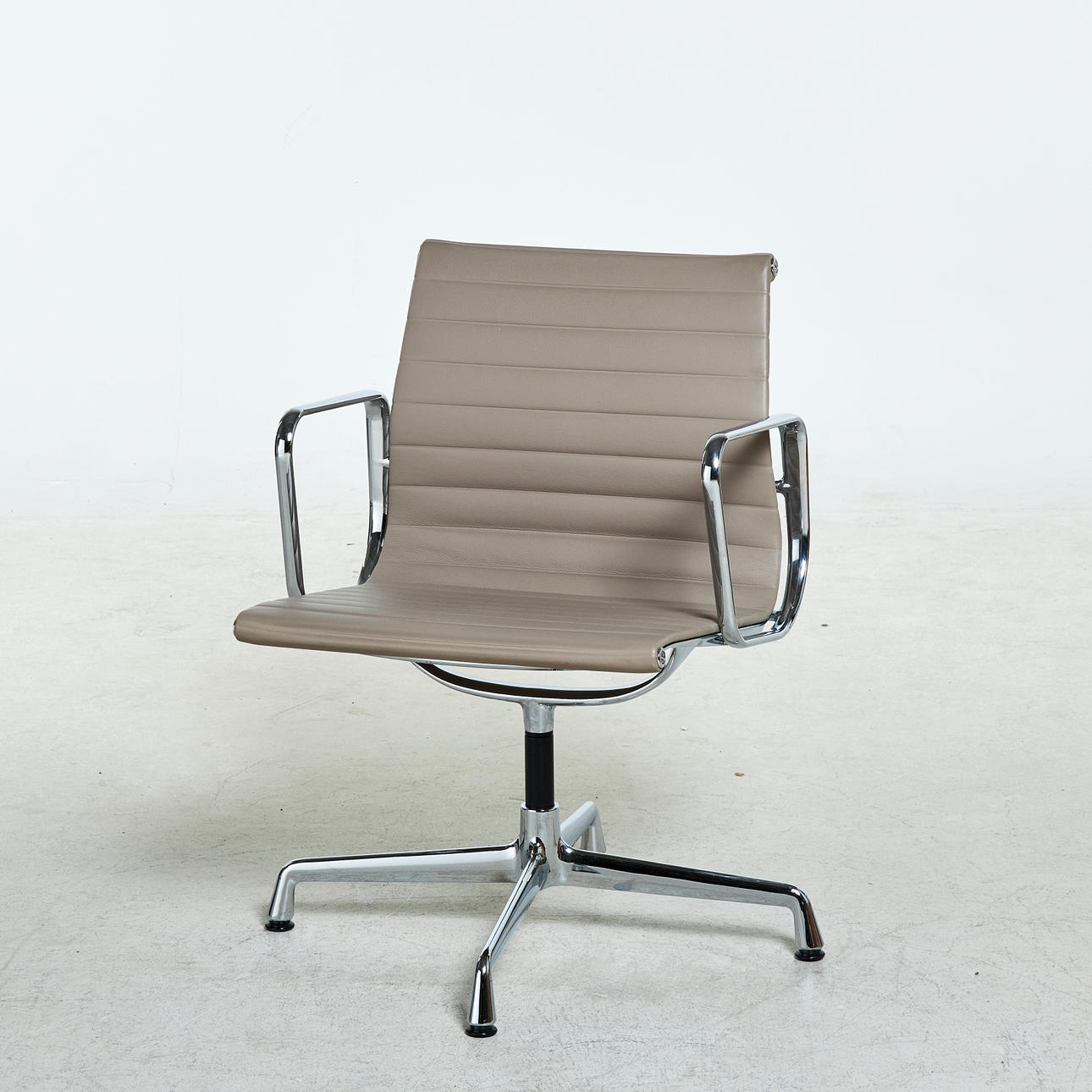 CHARLES & RAY EAMES. Vitra, "EA-108", Sessel, graues Leder.