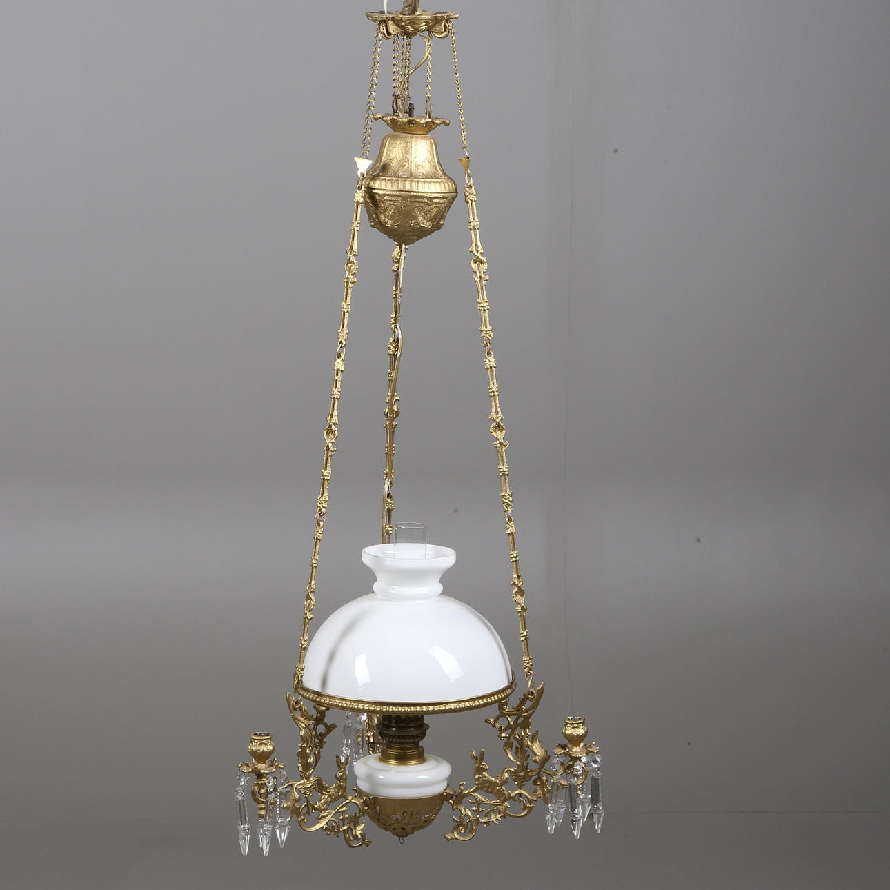 TAKLAMPA, 3-armad i gjutjärn med ljushållare.