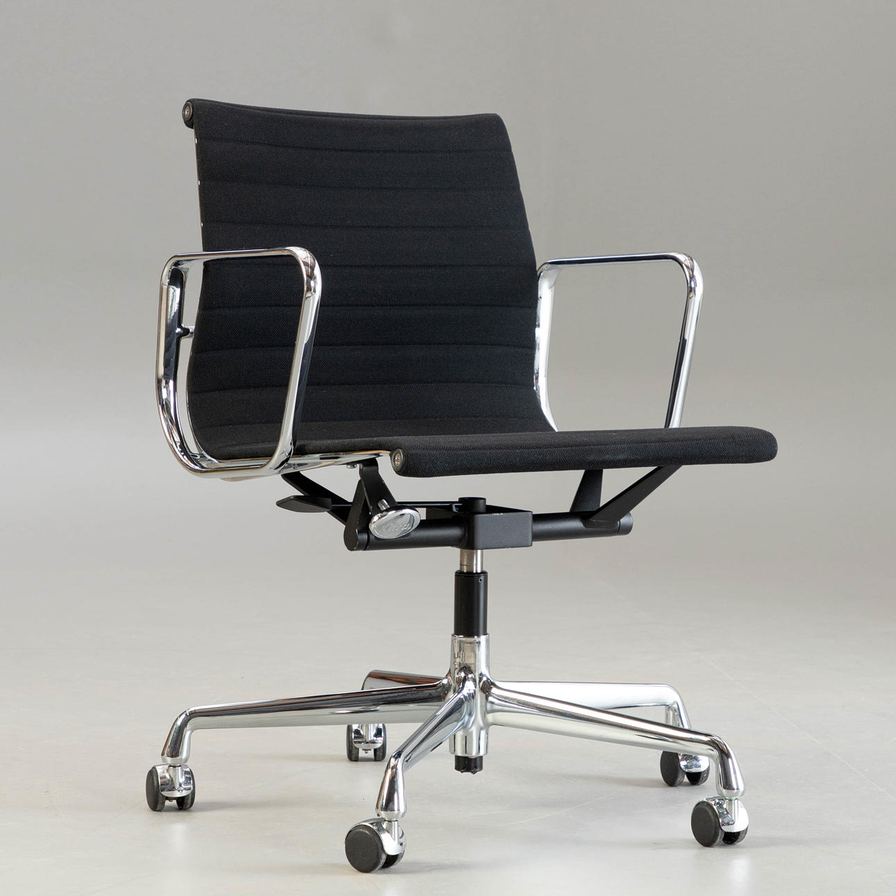 CHARLES & RAY EAMES. Vitra, työtuoli EA 117.