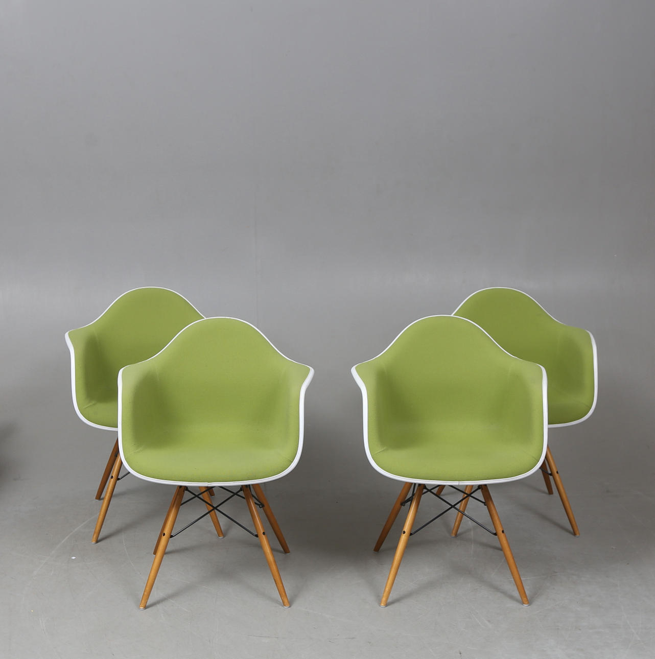 CHARLES & RAY EAMES. Sillas, 4 uds., "Plastic Armchair DAW", Vitra.