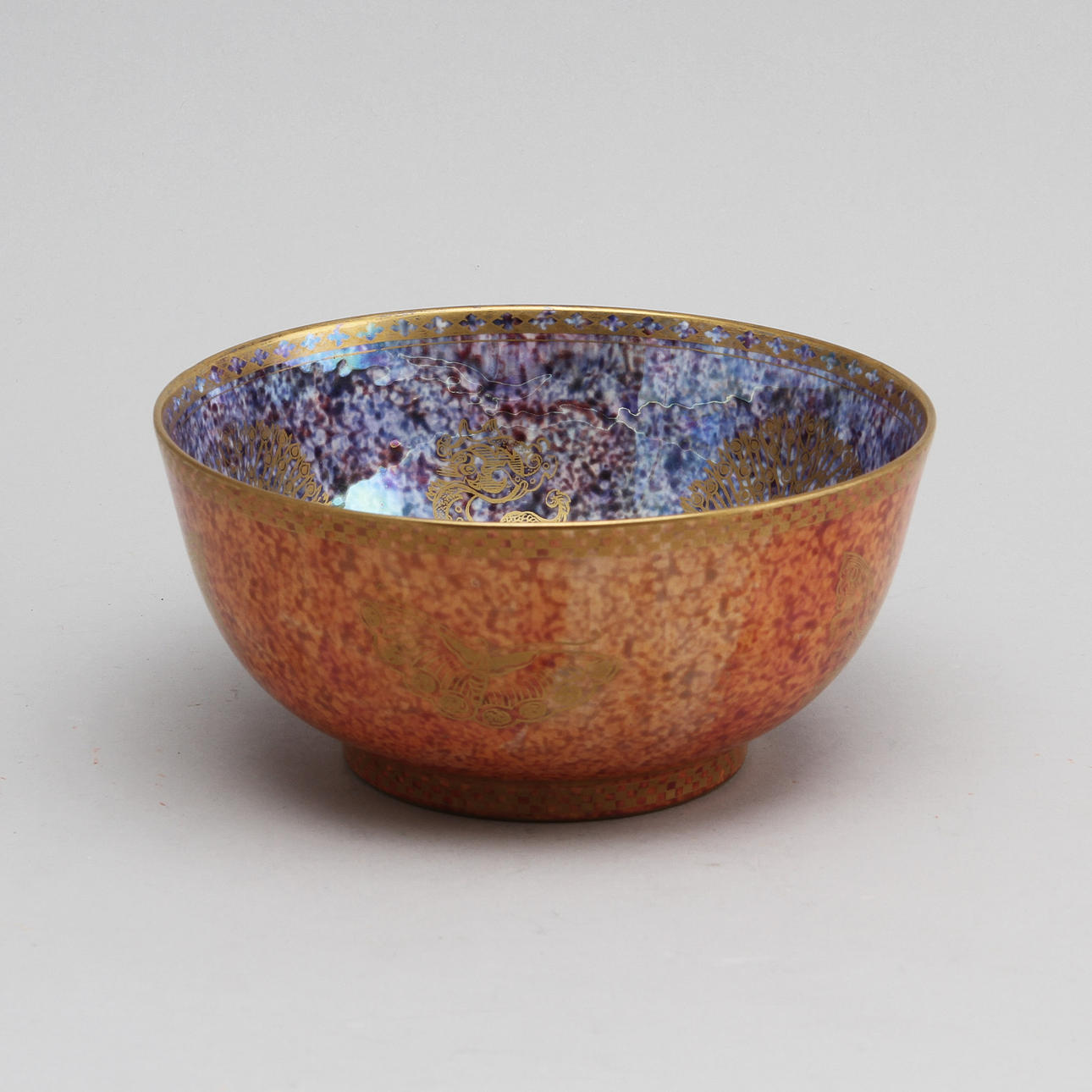 DAISY MAKEIG JONES. TILLSKRIVEN. Skål, Wedgewood. England.