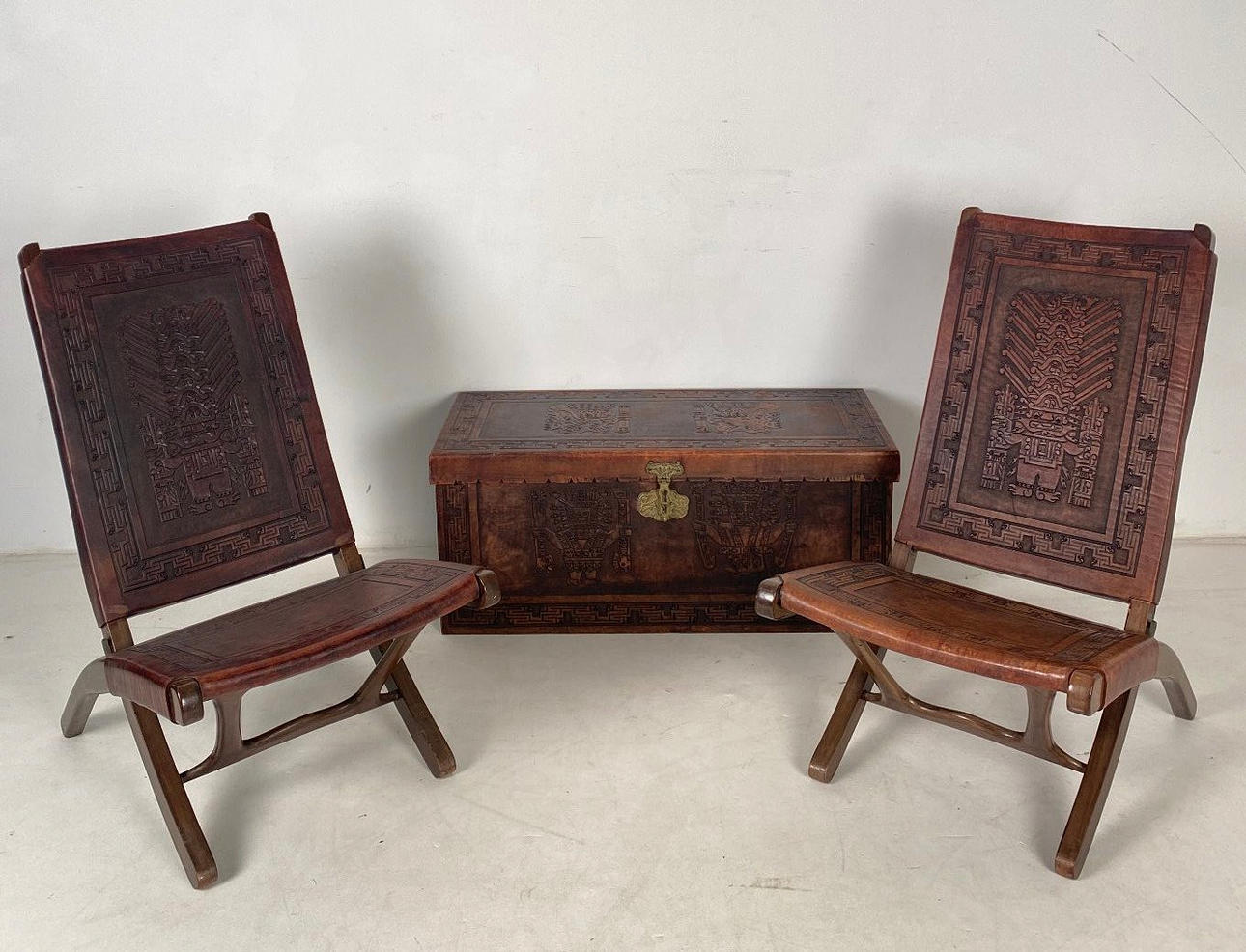 Paar Klappsessel und Truhe, Thailand.