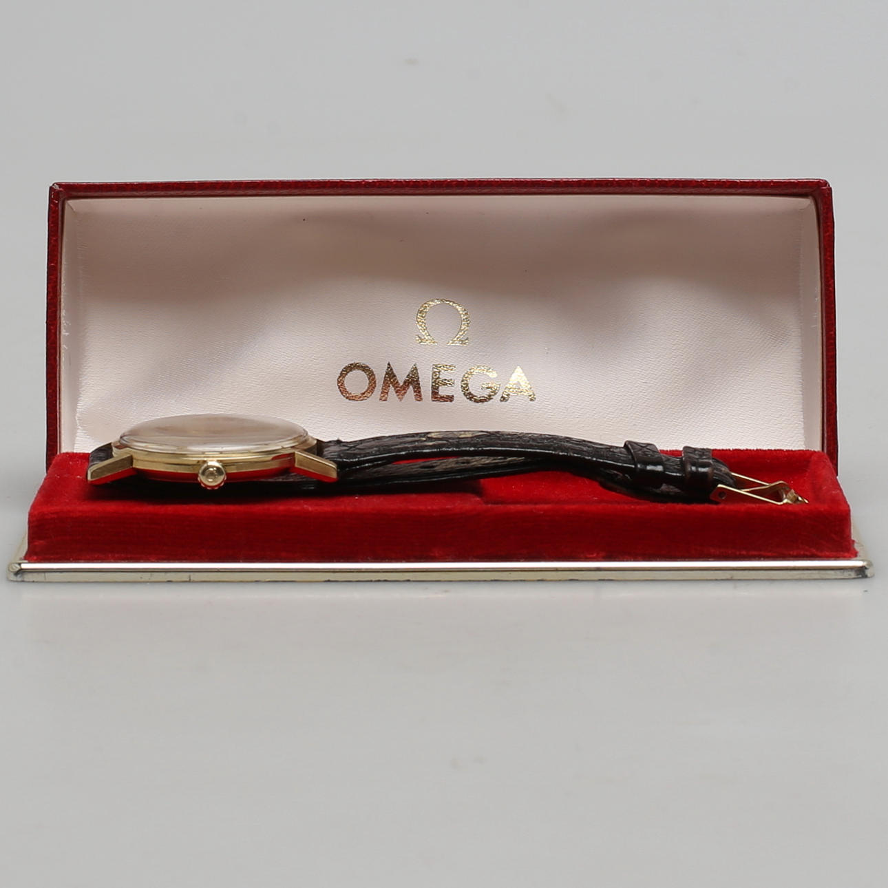 HERRARMBANDSUR. Omega. Seamaster. 18K guld. 1960-tal. I originalask.