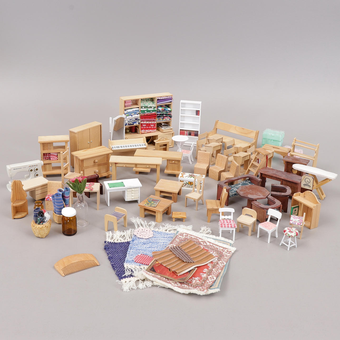 DOCKHUSMÖBLER, trä mm.